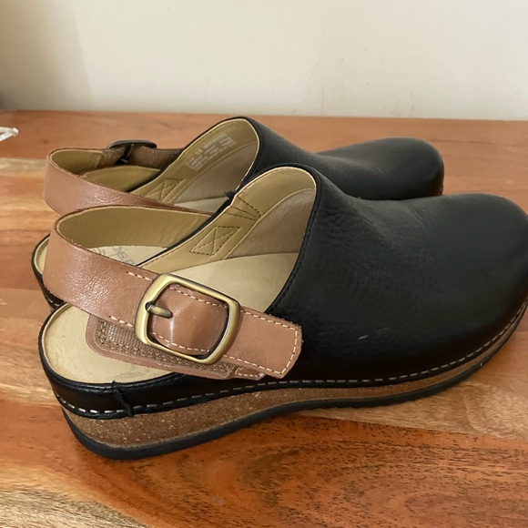 Black and Tan Women's Clogs - Picture 2 of 4